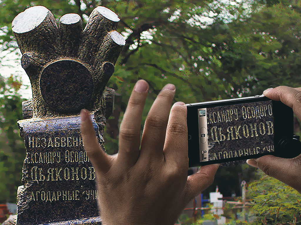 Остатки разбитого надгробия Александру Дьяконову на Таганрогском кладбище