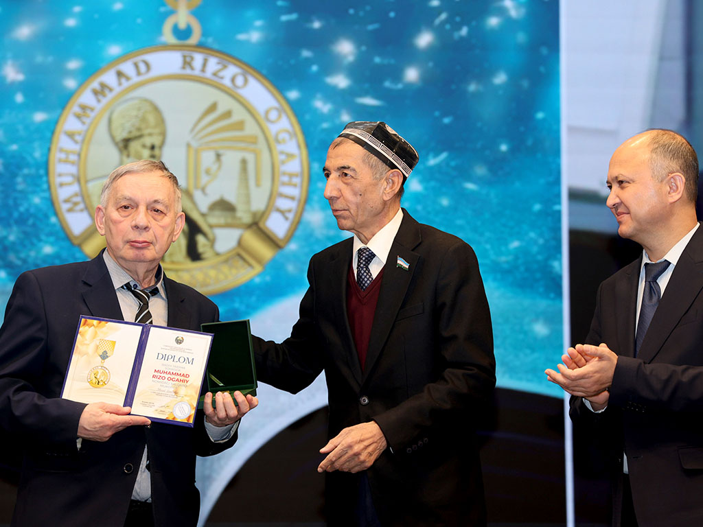 Михаил Синельников в своём выступлении, выражая благодарность за высокую награду, поведал о раннем впечатлении от чтения стихов Огахи