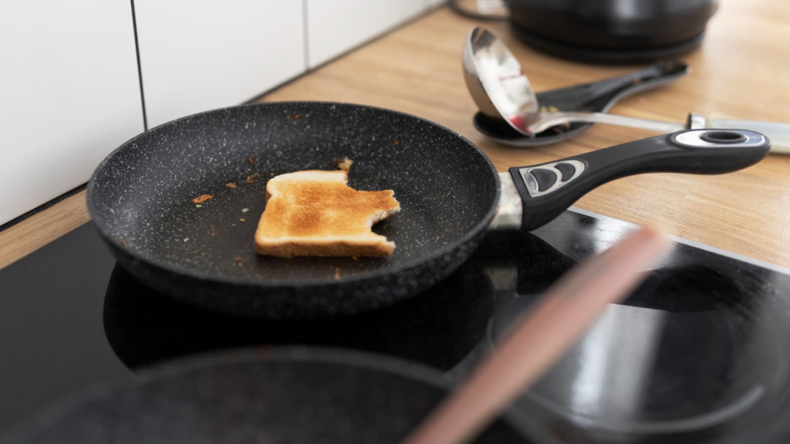 грязная сковородка на плите