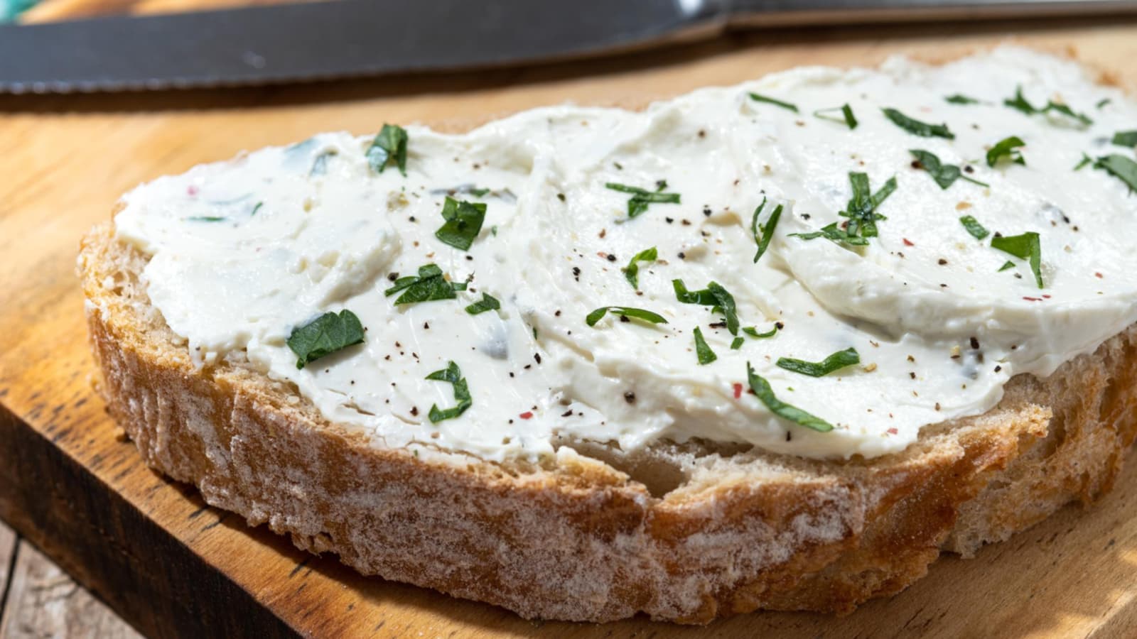 творожный сыр с чесноком и укропом