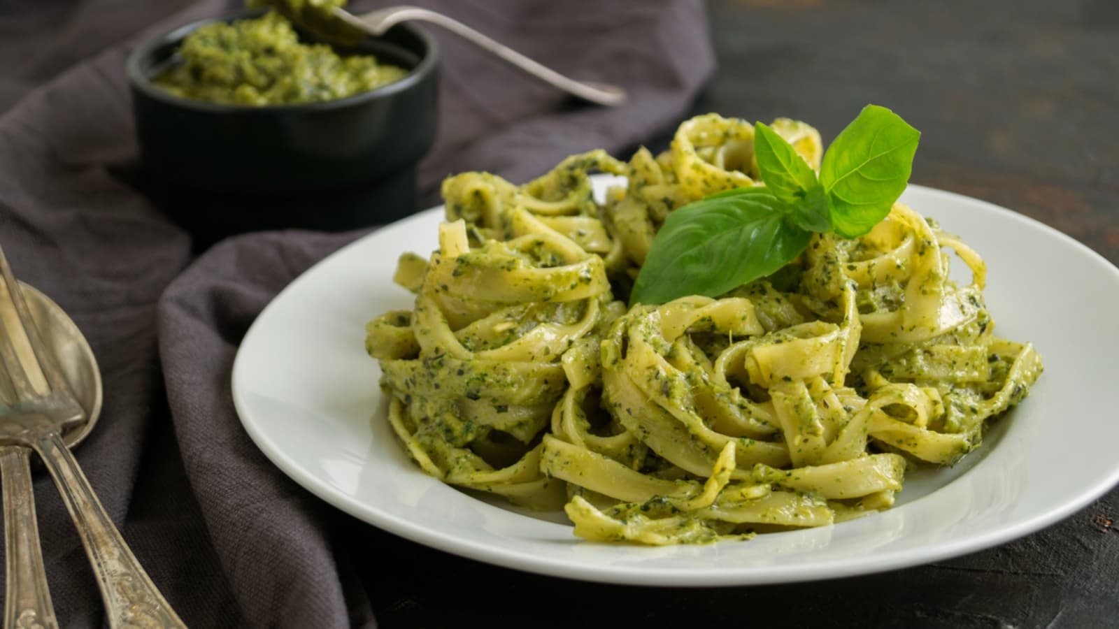 макароны с зеленой пастой
