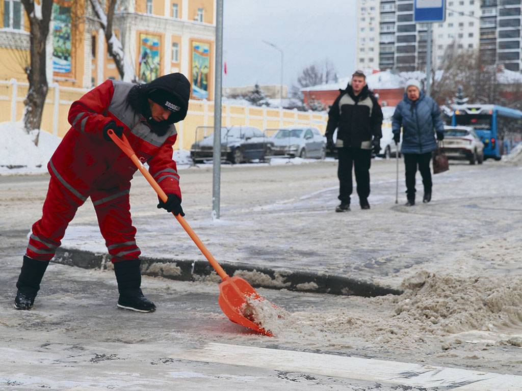 Уходящей многоснежной зимой в Москве было бы трудно справиться с заносами без самоотверженной работы мигрантов. Спасибо им!