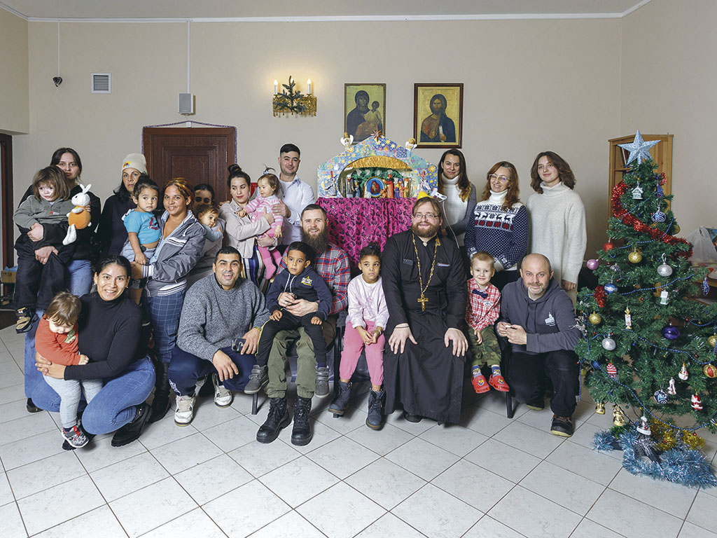 Настоятель храма «Неопалимая Купина» в Отрадном иерей Дионисий (третий справа в первом ряду) вместе со своими прихожанами и их детьми – представителями разных народов