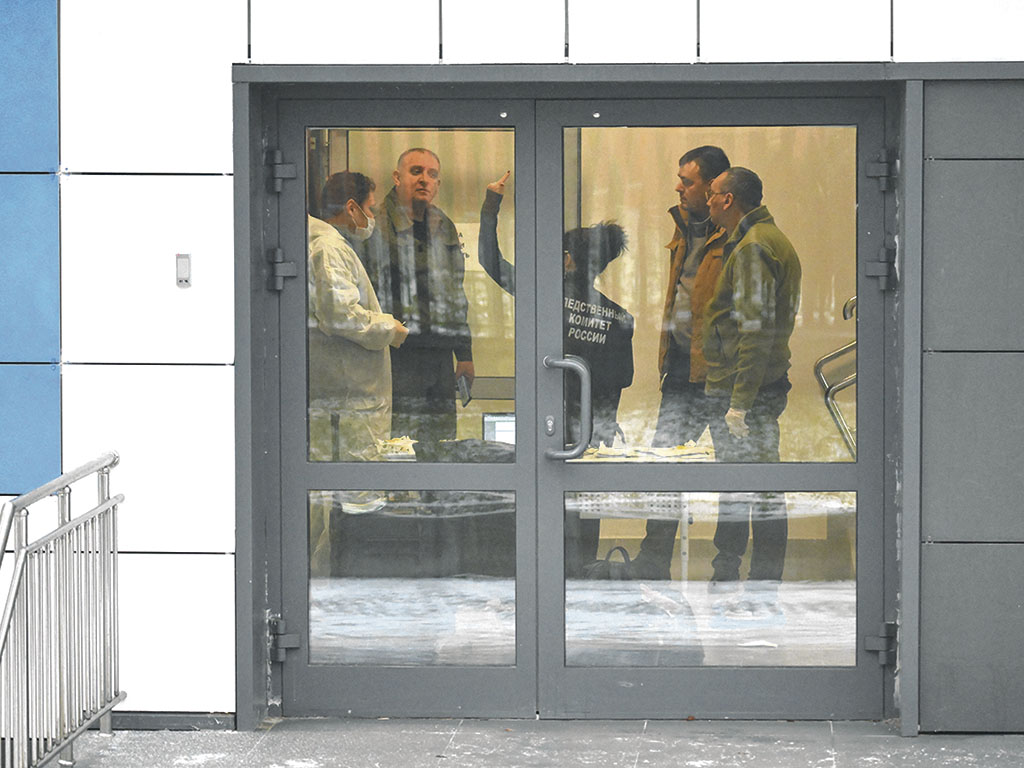 Декабрь 2025 года. Следователи и криминалисты работают на месте происшествия в Успенской школе в посёлке Горки-2