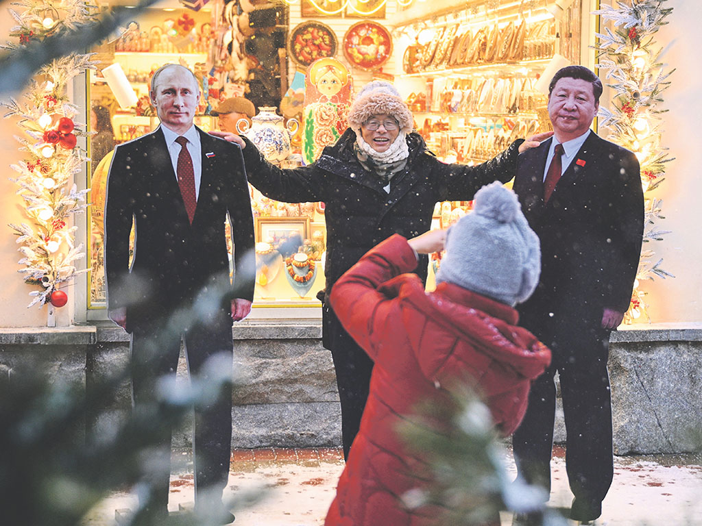 Москва. Арбат. Турист фотографируется у фигур Владимира Путина и Си Цзиньпина