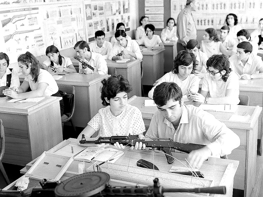 1973 г. Десятиклассники во время изучения материальной части стрелкового оружия на школьном уроке начальной военной подготовки