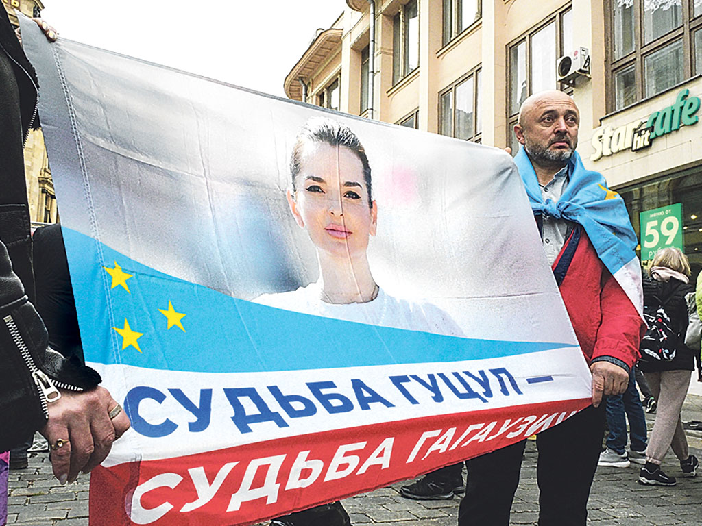 Граждане Молдавии с плакатом в поддержку Евгении Гуцул у посольства Республики Молдова в Москве