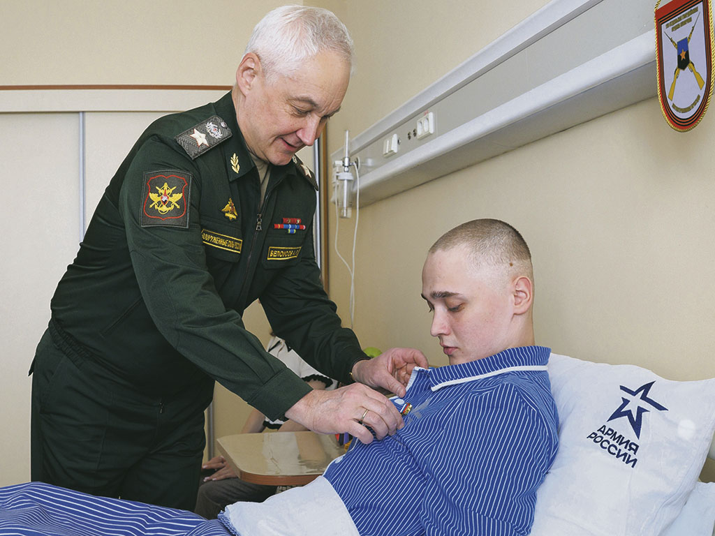 Министр обороны РФ Андрей Белоусов вручил Сергею Ярашеву медаль «Золотая Звезда»