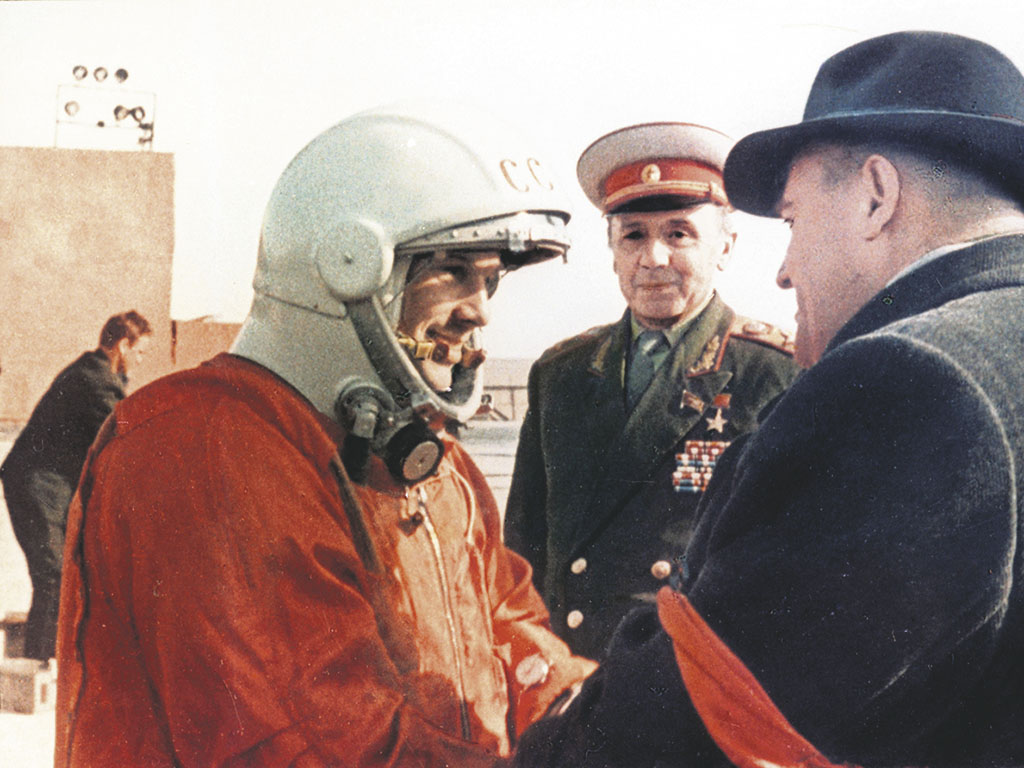 Лётчик-космонавт Юрий Гагарин и главный конструктор Сергей Королёв (справа) перед стартом космического корабля «Восток», 12 апреля 1961 года