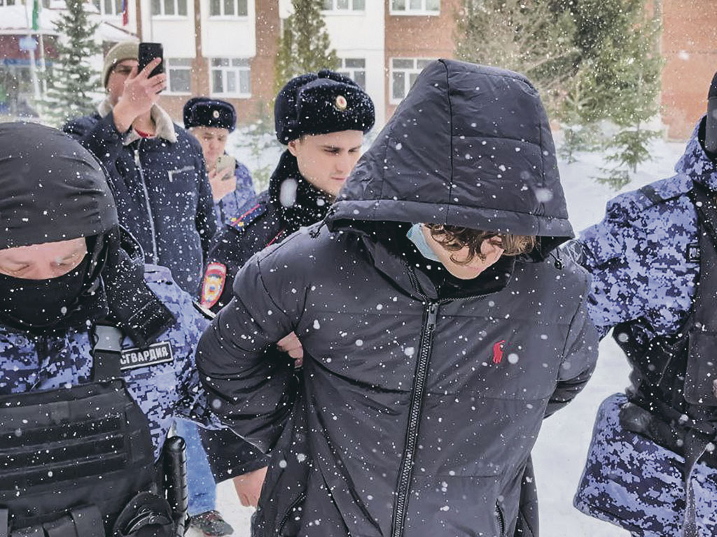 Уфа. Ученик девятого класса (в центре на первом плане), стрелявший из страйкбольного автомата на территории гимназии № 16, задержан / Ильфат Кинзябаев / ИТАР-ТАСС