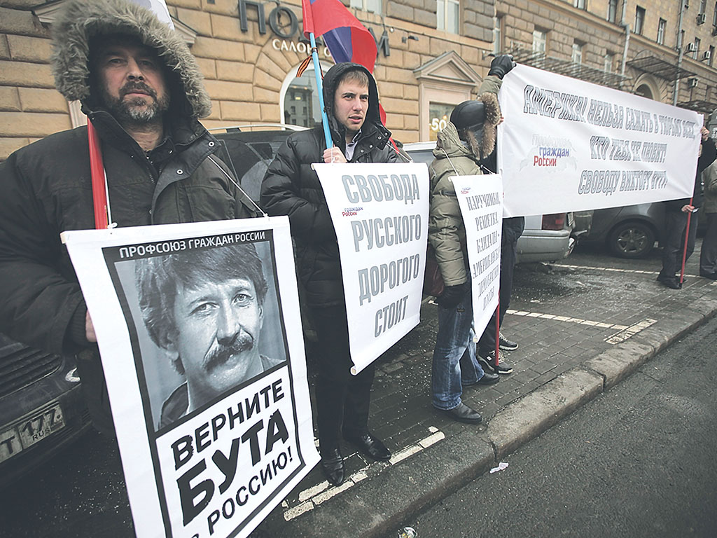 В 2012‑м, когда сделано фото, было меньше возможностей противостоять преследованиям соотечественников. Но всегда находились неравнодушные люди: пикет у посольства США в Москве в поддержку предпринимателя Виктора Бута