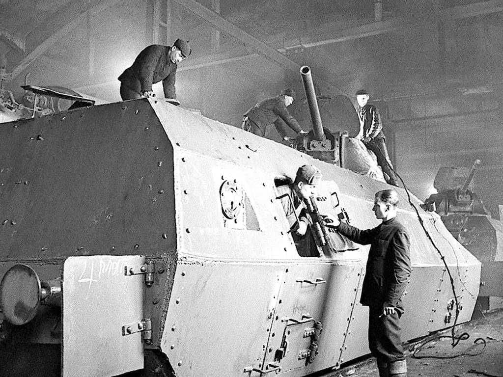 Декабрь 1941 года. Локомотивное депо имени Ильича. Подготовка бронепоезда БЕПО № 681 с именем «Смерть немецким оккупантам!» для отправки на фронт