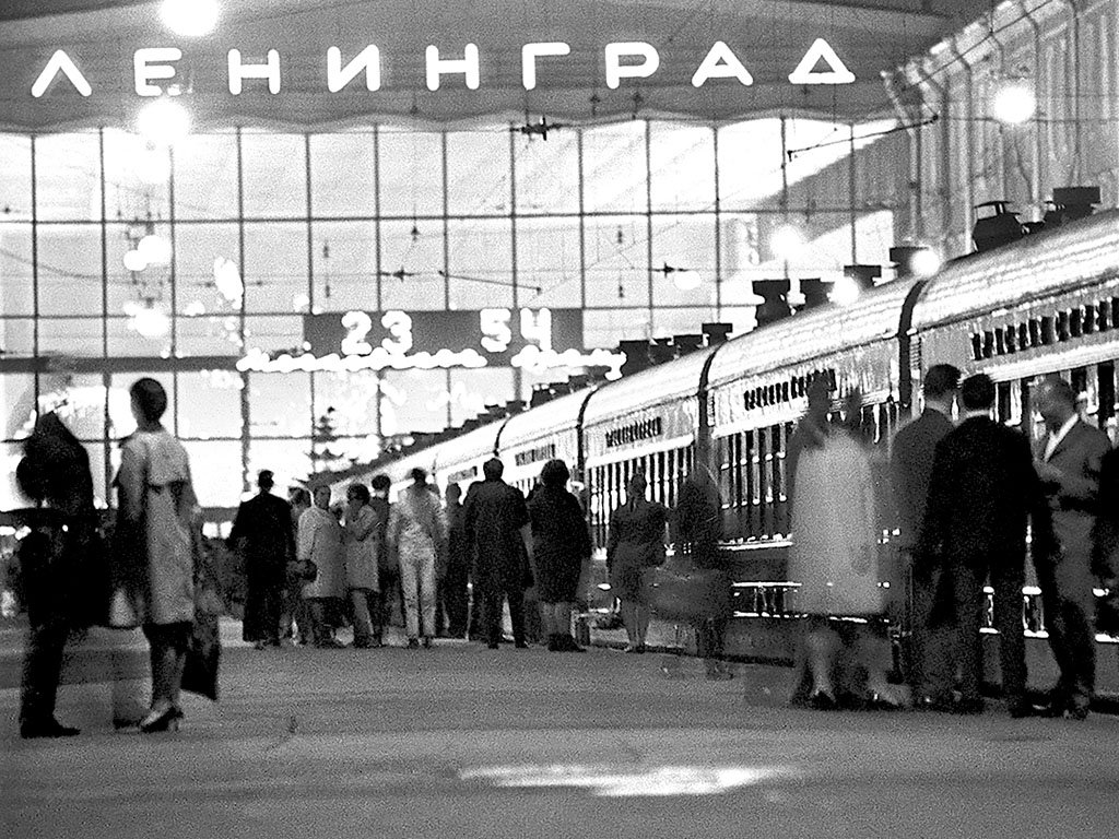 Скорый поезд «Красная стрела» отправляется с Московского вокзала, 1970‑е годы