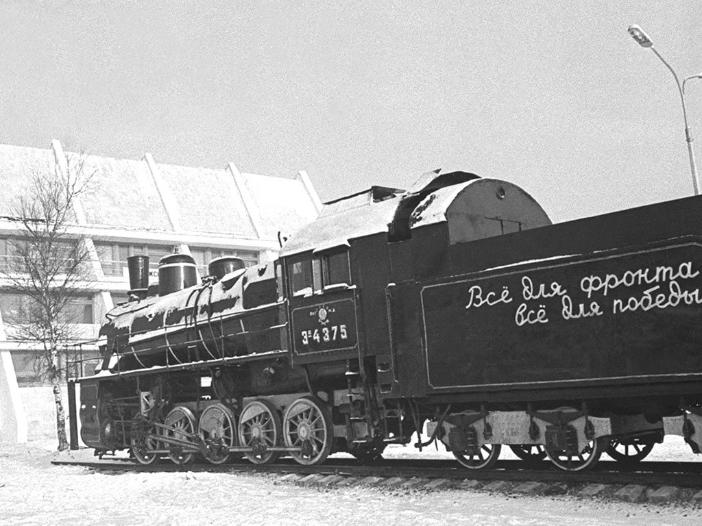 Локомотив ЭШ-4375 с надписью «Всё для фронта, всё для победы» на вечной стоянке у перрона железнодорожной станции Ладожское озеро Октябрьской железной дороги