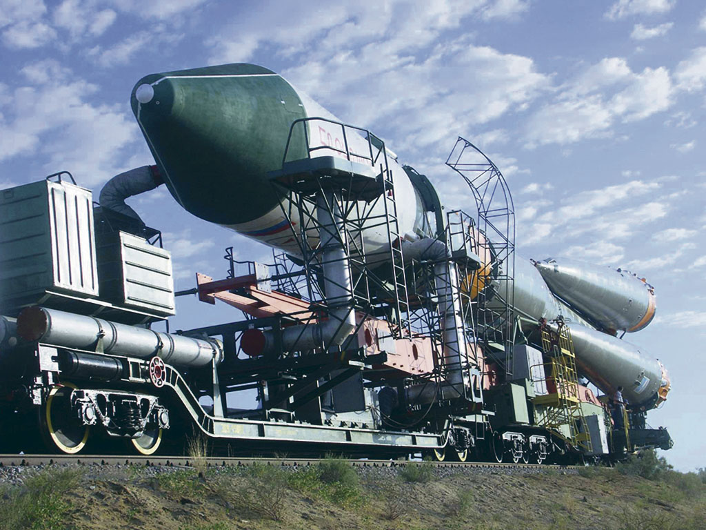 2006 год. Транспортировка к месту старта ракеты-носителя «Союз» с грузовым транспортным кораблем «Прогресс М-57»