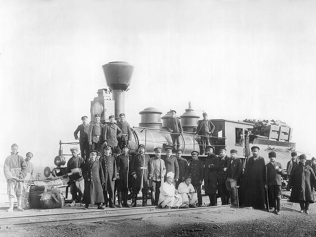 1895 год, станция Надеждинская. Первый слева в шинели – Николай Карташов, начальник участка строящейся Сибирской железнодорожной магистрали