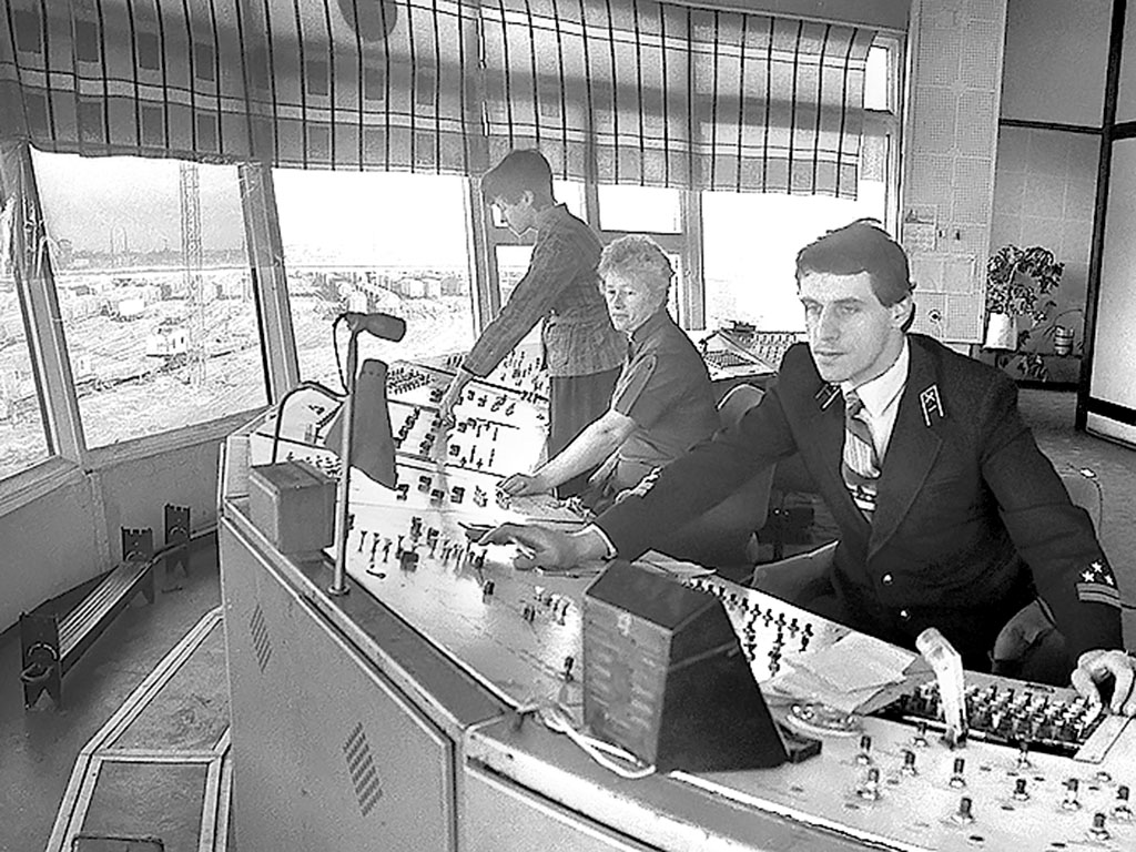 Дежурные операторы за пультом управления станции Ленинград – Сортировочный – Московский Октябрьской железной дороги