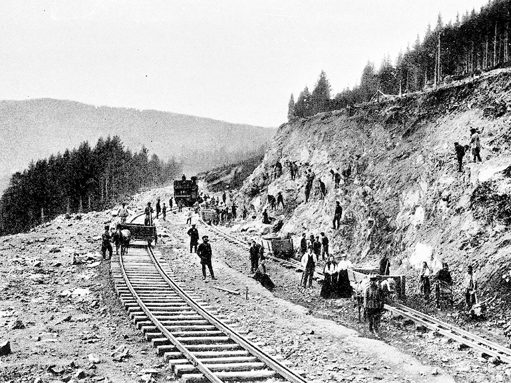 Лето 1896 г. Российская империя. Строительство железной дороги у каменного утёса Шишка на перегоне Екатеринбург – Верхний Уфалей – Челябинск во время строительства Транссибирской железнодорожной магистрали