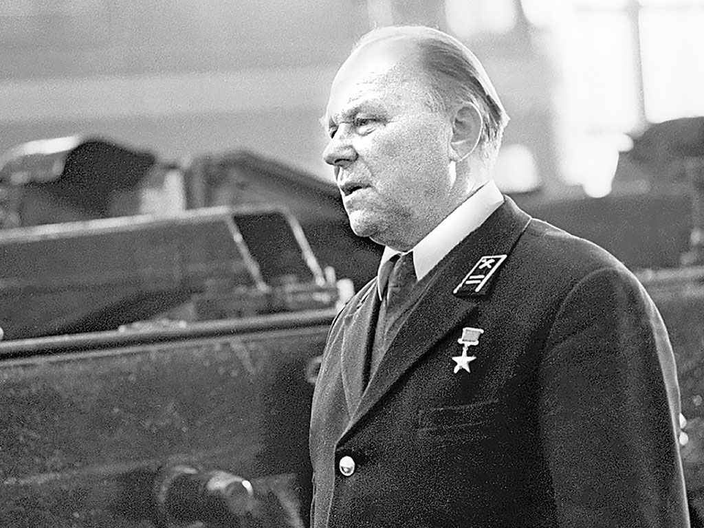 Ветеран Великой Отечественной войны, Герой Социалистического Труда, начальник локомотивного депо Ленинград-Пассажирский-Московский Василий Михайлович Елисеев