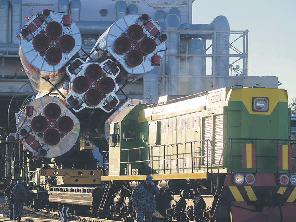 Локомотив вывозит корабль «Союз МС-19» из здания монтажно-испытательного комплекса космодрома «Байконур», 2021 год