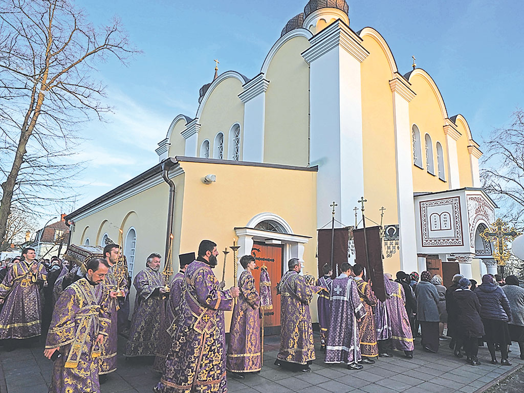 Крестный ход в Воскресенском кафедральном соборе Берлинско-Германской епархии Русской православной церкви