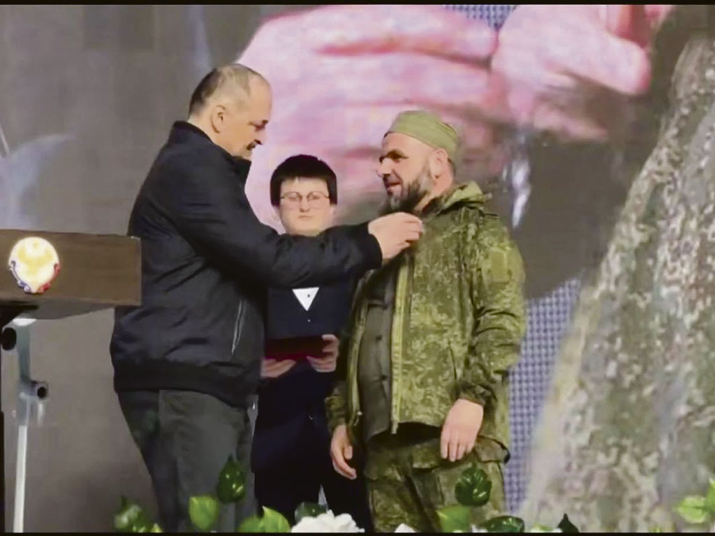 Глава Республики Дагестан Сергей Меликов награждает Ахмада Курбанова медалью Амет-Хана Султана («За вклад в патриотическое воспитание молодёжи»)