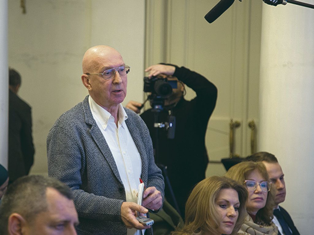 Свои вопросы заместителю главы МИД РФ задаёт автор этого репортажа