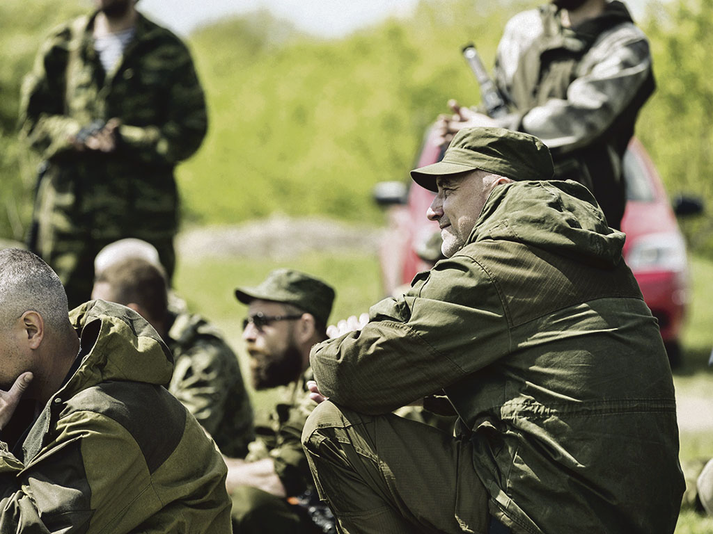 Писатель Захар Прилепин на передовой в ДНР