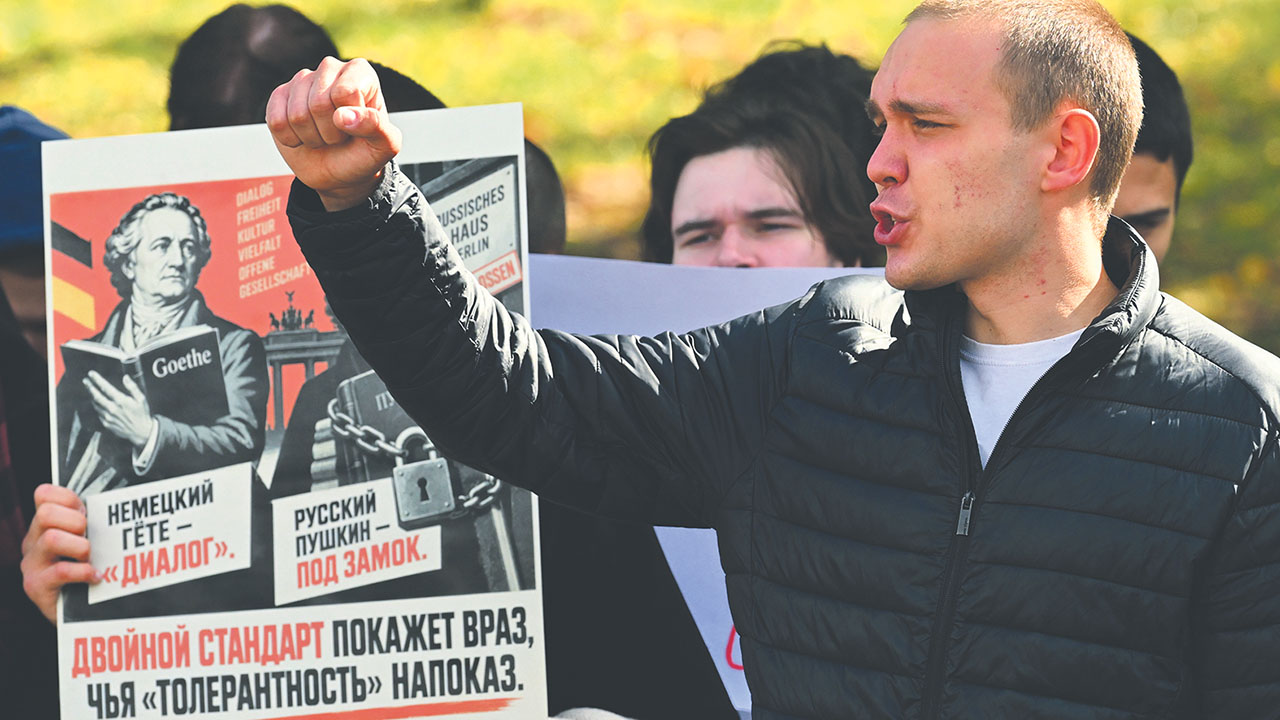 Акция у посольства ФРГ в Москве против закрытия Русского дома в Берлине