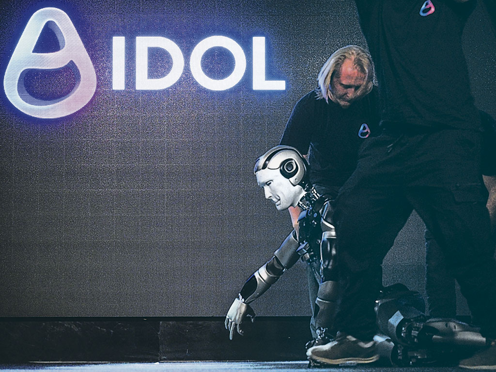 Ноябрь 2025 года. Первый в России антропоморфный робот Aidol с искусственным интеллектом, способный инициировать и поддерживать диалог, упал во время презентации в Москве. И без помощи человека обойтись уже не смог