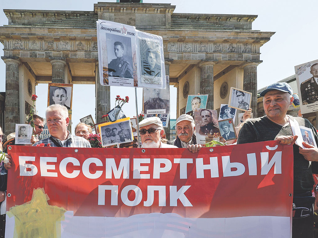 Шествие «Бессмертного полка» у Бранденбургских ворот в Берлине, 2022 год