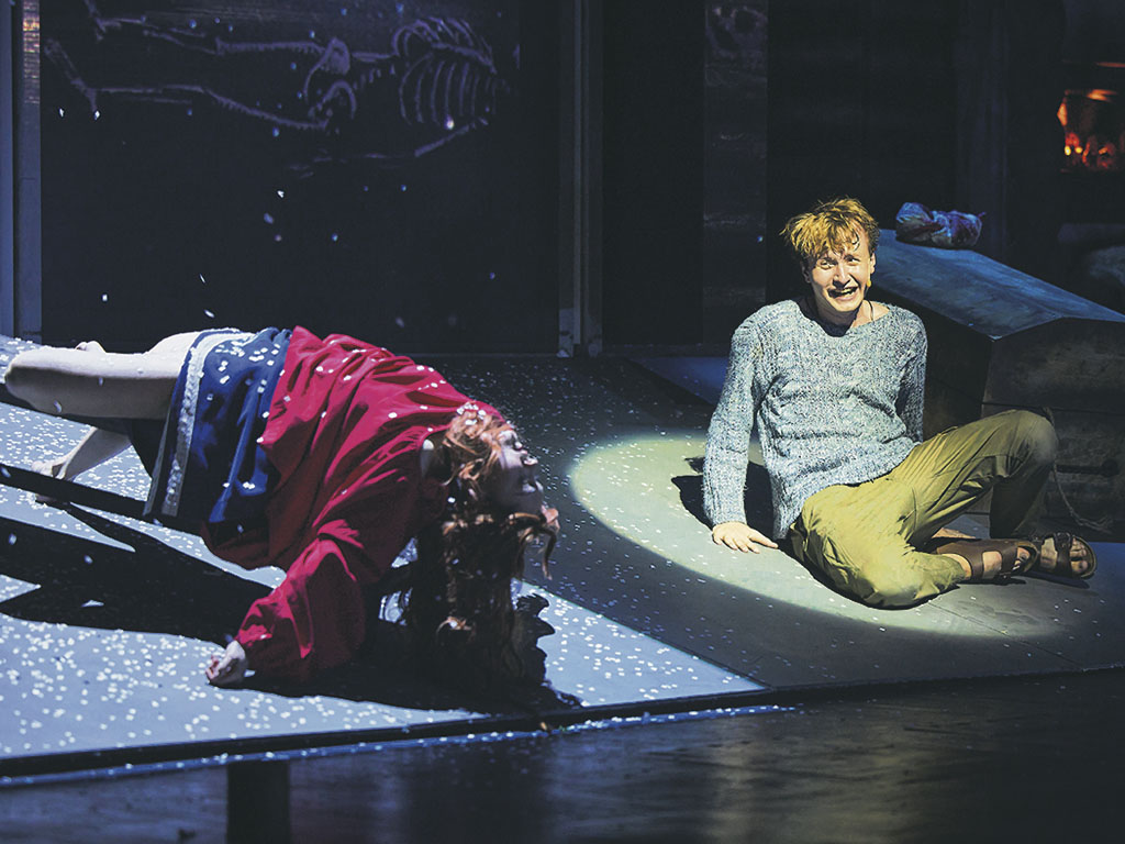 Сцена из спектакля