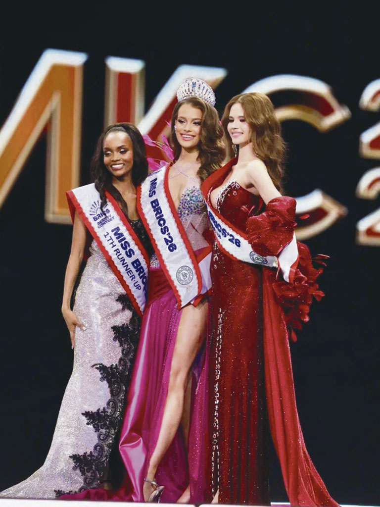 В номинации «Мисс БРИКС» победу завоевала россиянка Валентина Алексеева (на фото в центре), призёрами стали Иммакулат Вачера из Боливии (слева) и белоруска Алия Короткая