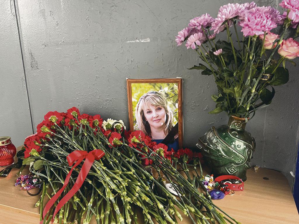 Стихийный мемориал около школы, где произошло нападение на педагога