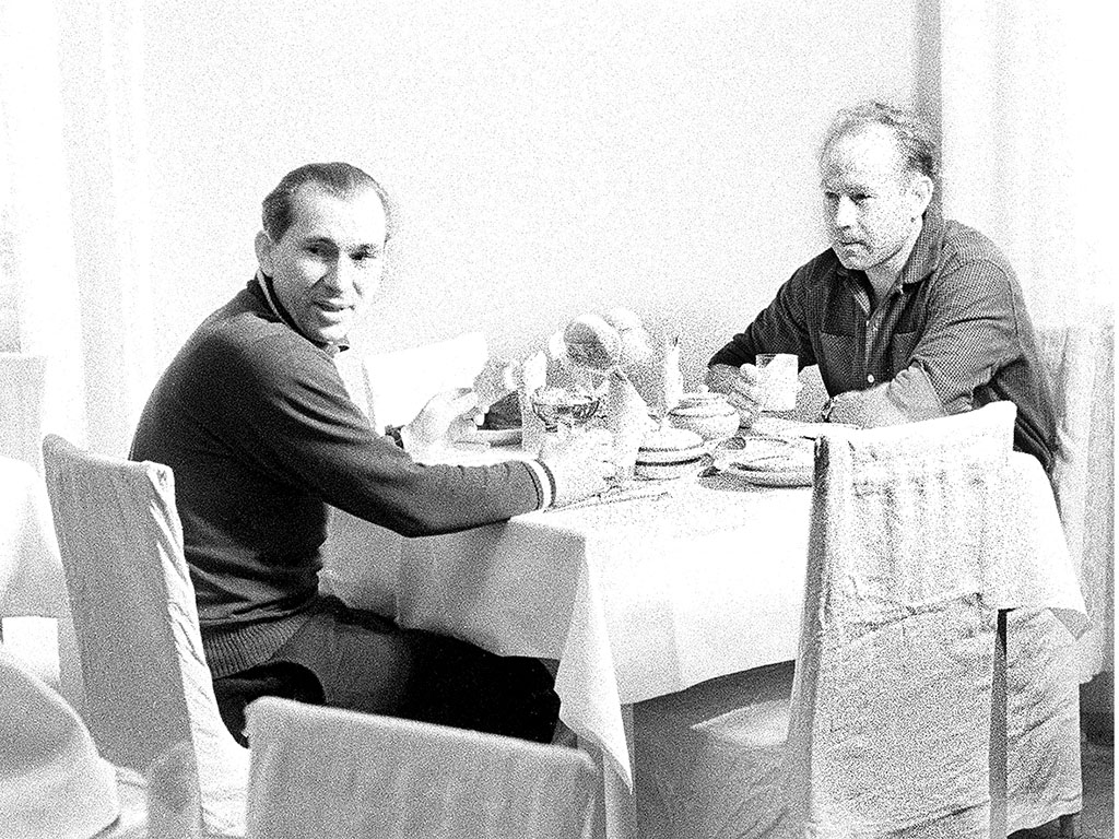 1965 год. Члены экипажа космического корабля «Восход-2» Павел Беляев и Алексей Леонов во время обеда в столовой космодрома Байконур