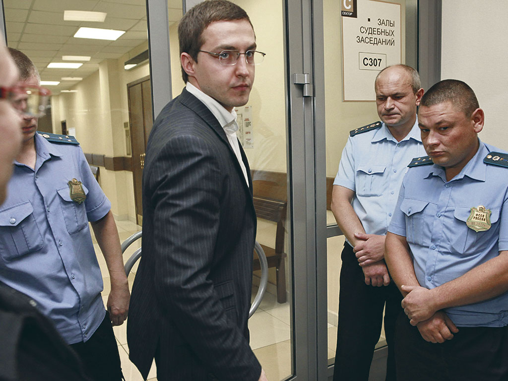 Иван Миронов (в центре), обвиняемый в покушении на главу РАО «ЕЭС» Анатолия Чубайса в марте 2005 года, в Московском областном суде