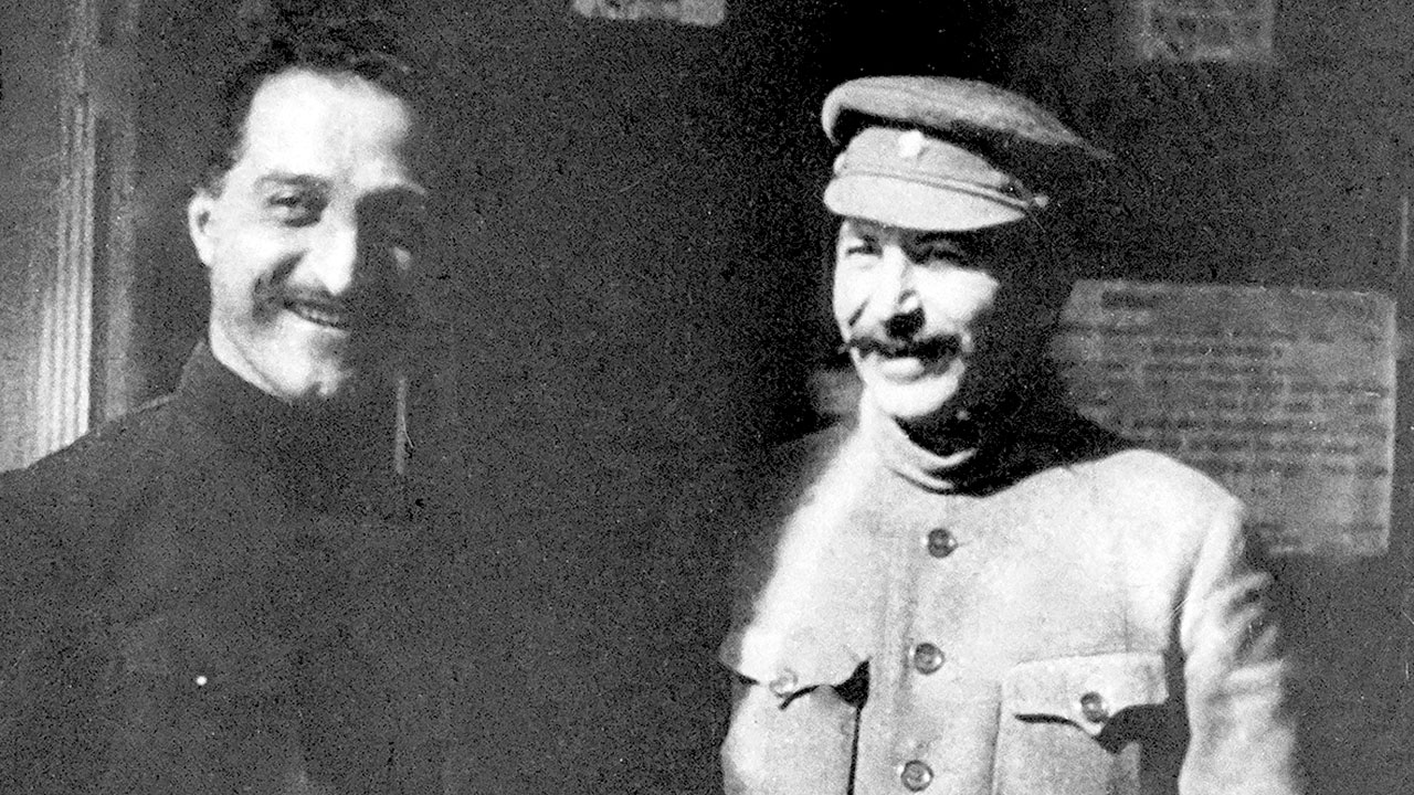 1923 год. Генеральный секретарь ЦК РКП(б) Иосиф Сталин (справа) и 1‑й секретарь Закавказского краевого комитета РКП(б) Серго Орджоникидзе на XII съезде РКП(б)