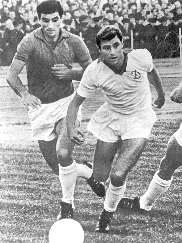 В атаке – нападающий футбольного клуба «Динамо» (Киев) Анатолий Бышовец (в центре)