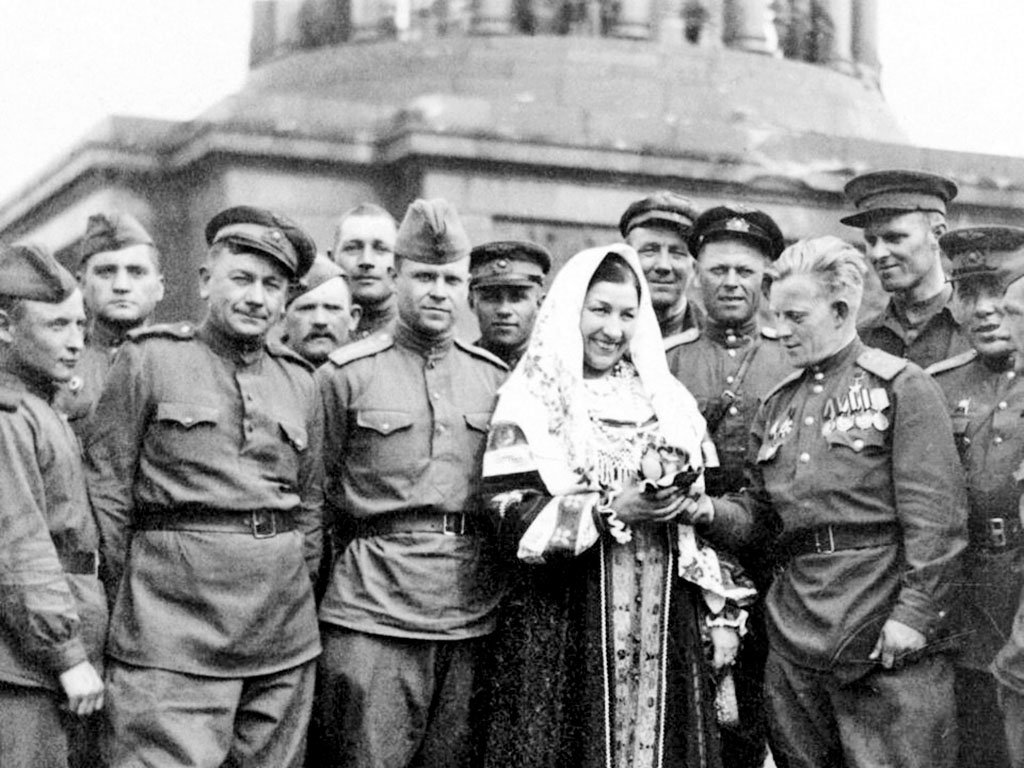 Герой Советского Союза лётчик Алексей Рогожин дарит сувенир Лидии Руслановой у стен Рейхстага