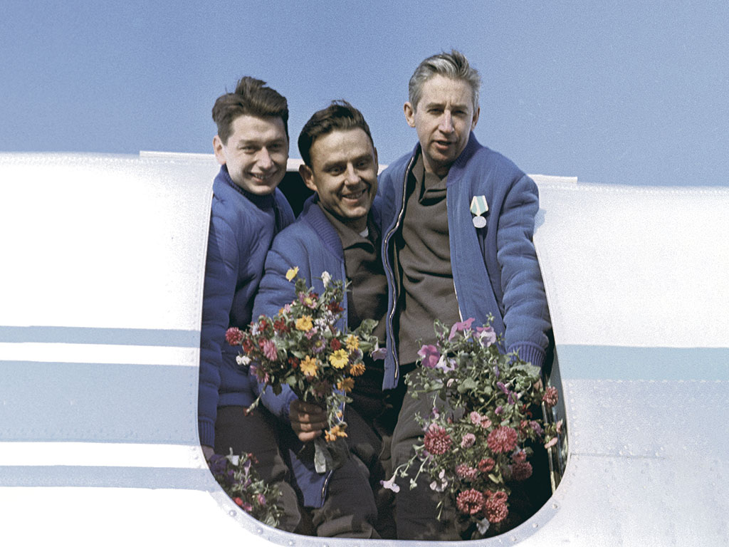 Экипаж корабля после завершения полёта (слева направо): врач-космонавт Борис Егоров, командир «Восхода-1» Владимир Комаров, научный сотрудник Константин Феоктистов