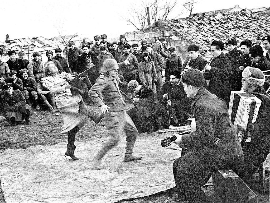 Освобождение Керчи 11 апреля 1944 года в ходе Крымской наступательной операции. Выступление фронтовой концертной бригады перед бойцами батальона морской пехоты