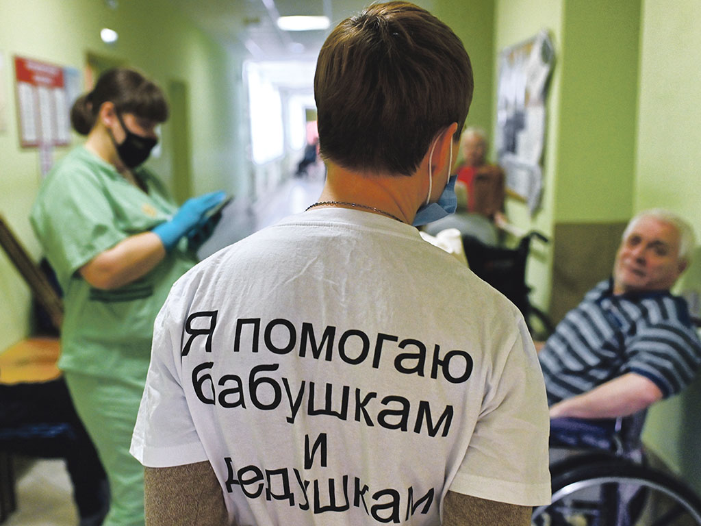 Село Сосновское Омской области. Волонтёры вручают подарки в доме-интернате для престарелых и инвалидов
