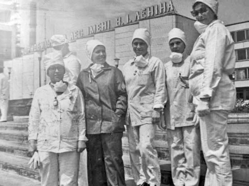 Специалисты-дезактиваторщицы с Кольской АЭС у главного входа Чернобыльской АЭС, май 1986 г. (слева направо): Раиса Головина, Анна Мельникова, Елена Ерофеева, Валентина Бердина, Любовь Смирнова
