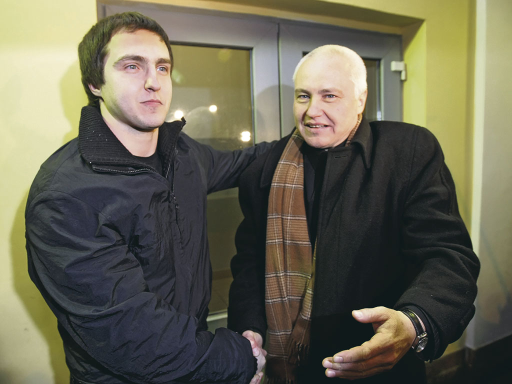 Экс-министр печати РФ Борис Миронов (сп рава) с сыном Иваном, освобождённым из-под стражи по решению Верховного суда РФ, у дверей СИЗО № 1