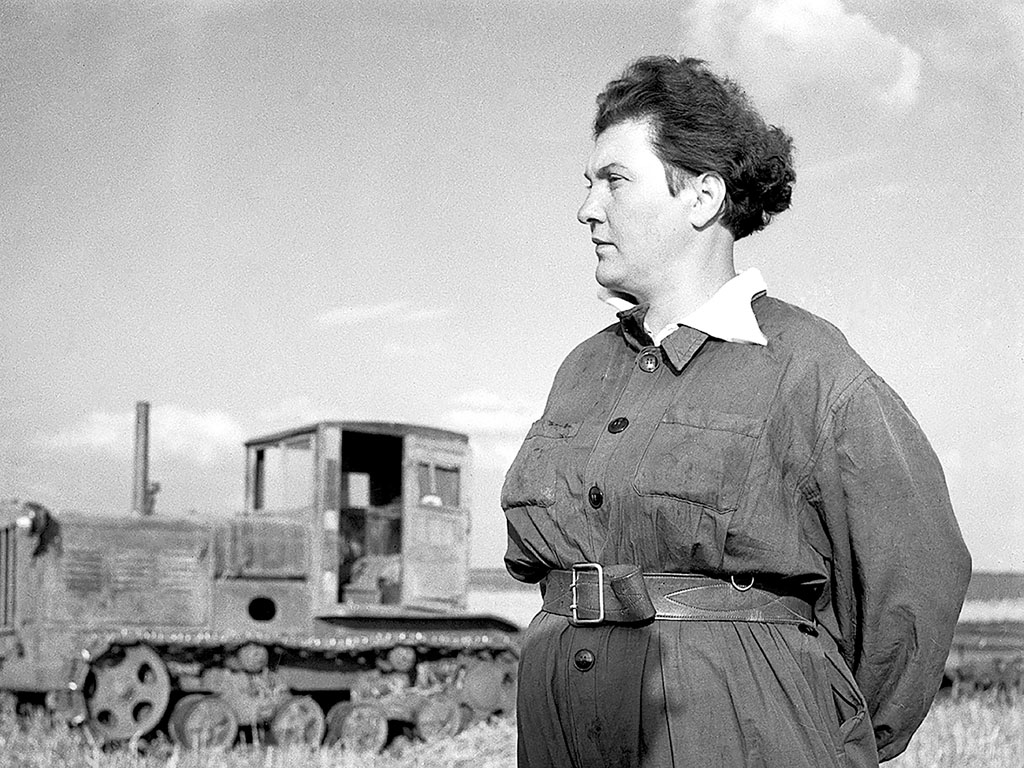 Паша Ангелина – один из символов Стахановского движения и Донбасса (уроженка села Старобешево). Бригадир тракторной бригады, Герой Социалистического труда