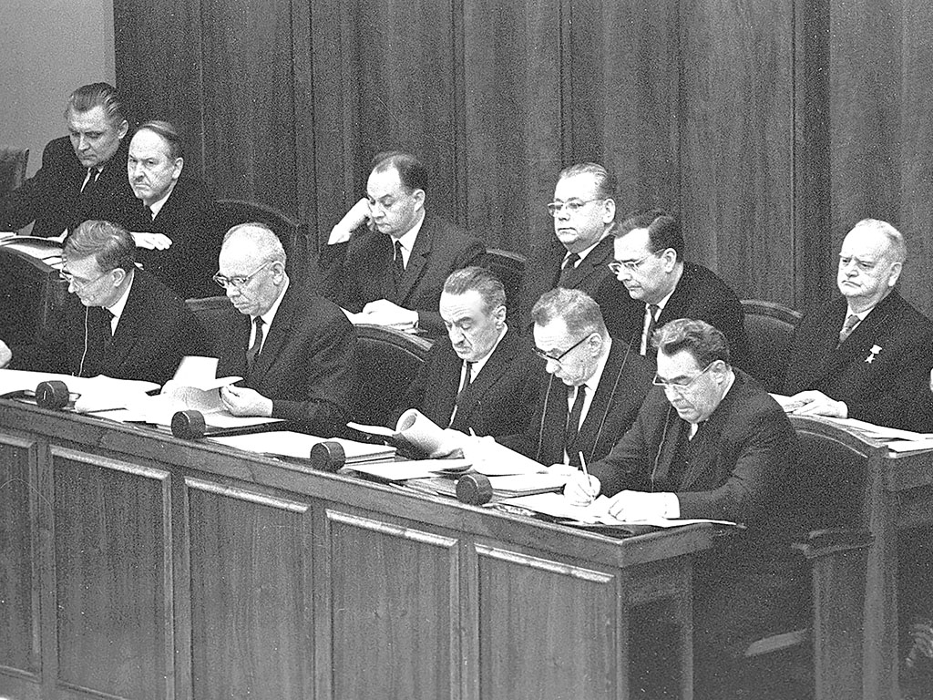 На фотографии – многие из героев этой статьи, в том числе Л. Брежнев, Н. Подгорный, М. Суслов и другие всеми узнаваемые тогда персоны