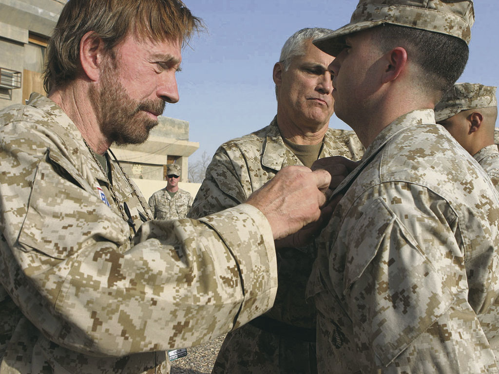 Чак Норрис вручает почётный знак морскому пехотинцу в Ираке, 2006 г.