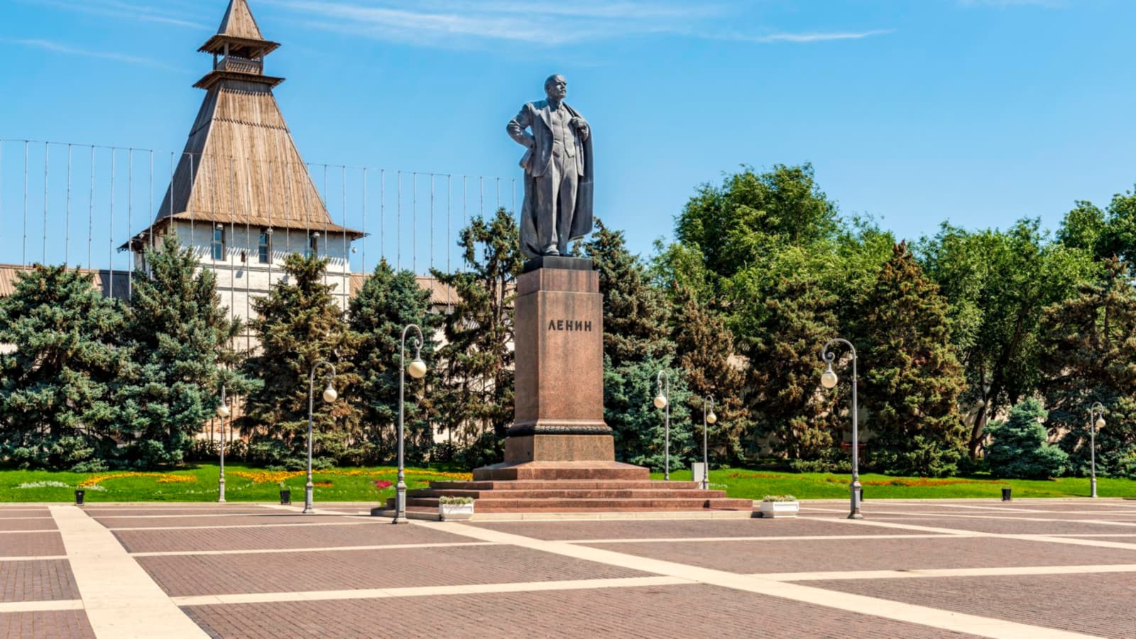 Площадь Ленина и памятник Ленину в городе Астрахань