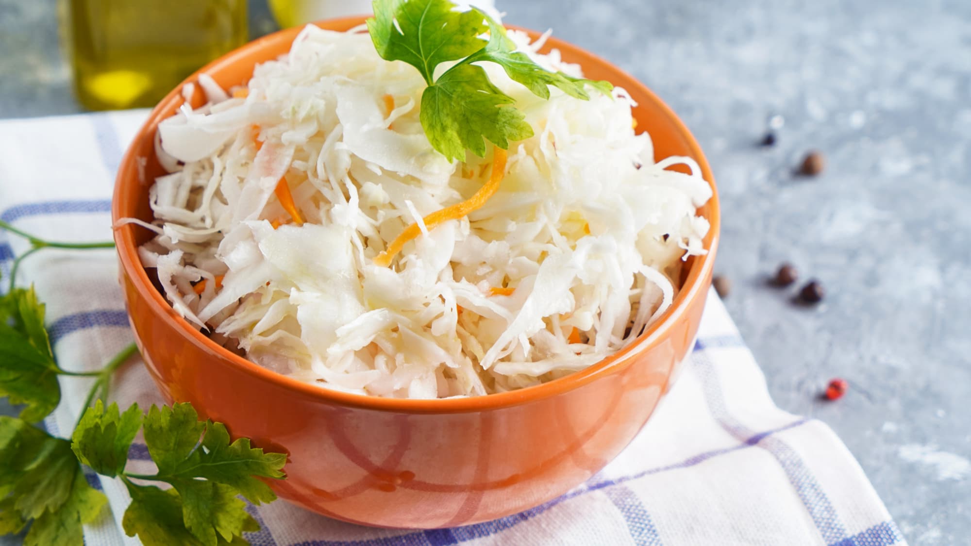 Домашняя квашеная капуста с зеленью