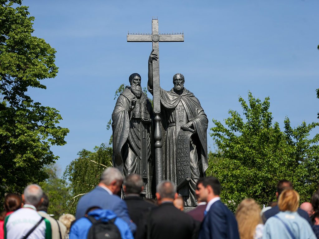 Торжественная церемония в честь Дня славянской письменности и культуры возле памятника Святым равноапостольным Кириллу и Мефодию на Славянской площади.